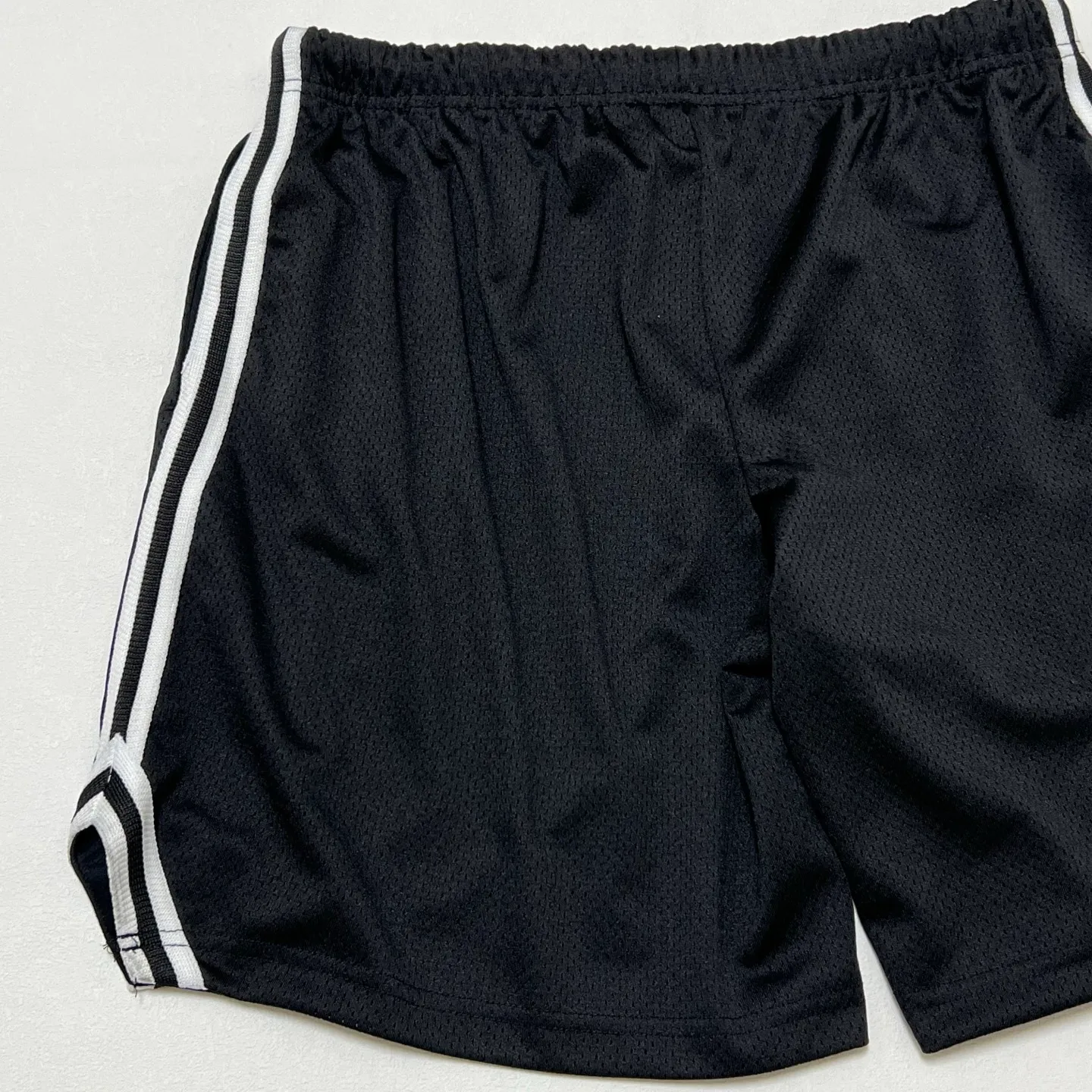 GALLERY DEPT. VENICE COURT SHORTS English mesh shorts Logo webbing wide-leg basketball shorts Black and white S-XL Original molding Loose wide-leg version American boys' first choice Breathable mesh fabric Superimposed soft material inside Comfortable and easy to match Custom-woven original consistent webbing/main mark/component wash mark Details are enlarged to follow
